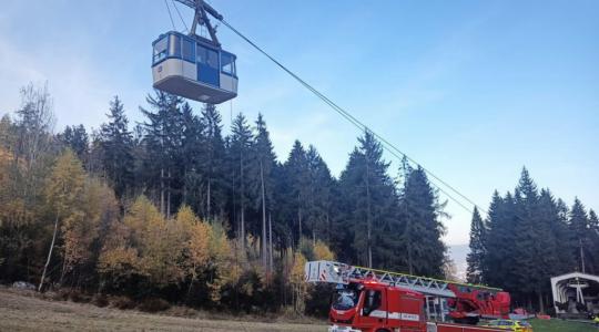 Kabina lanové dráhy spadla v neděli 31. října 2021 odpoledne. Foto: HZS Libereckého kraje