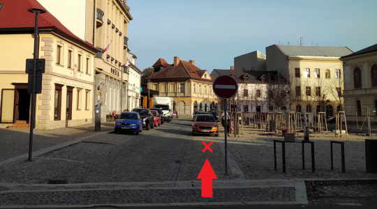  Automobily v řadě označené červenou šipkou parkují chybně. Foto: Petr Novák