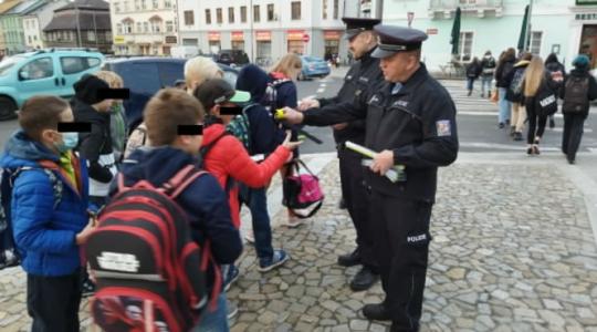 Policisté v Mnichově Hradišti rozdávali školákům reflexní prvky. Foto: Policie ČR