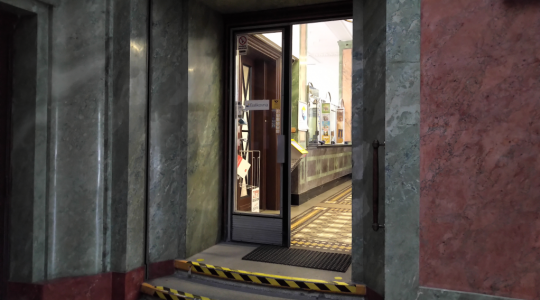 Ty současné dveře s interiérem secesní budovy na první pohled nekorespondují. Foto: Petr Novák