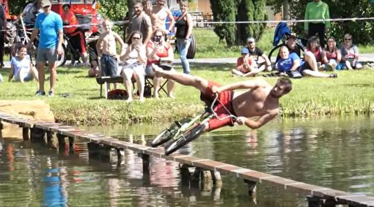 Již tuto sobotu se koná tradiční přejezd rybníka ve Lhoticích