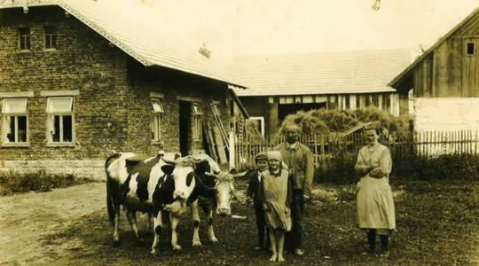 Domek čp. 19 v Dlouhé Lhotě v roce 1931. Václav Kolumpek a Marie, roz. Míšková, a děti Václav a Marie 