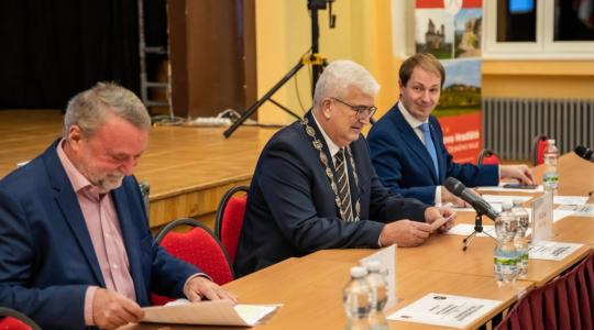 O čem tento týden jednala rada města: Hněvousice se dočkají opravy silnice a na náměstí přibydou místa k sezení. Foto: Václav Vopat