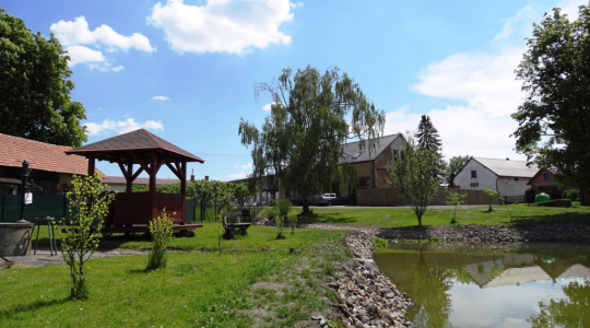 Příznivý krok směrem k estetice i ekologii. V Násedlnicích na návsi mají upravený rybník i jeho okolí. Foto: obec Kněžmost
