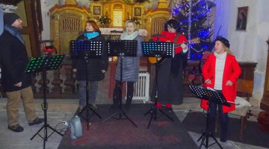 Při příležitosti třetí adventní neděle nám v kostele sv. Václava v Bosni zahrála a zazpívala hudební skupina Rezekvítek. Foto: Radek Žďánský