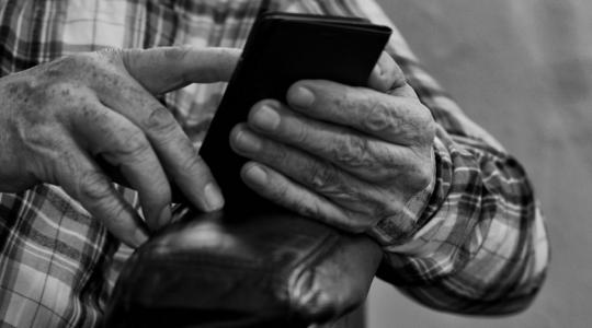 Moudrá Sovička naučí v Bosni seniory pracovat s chytrými telefony a tablety