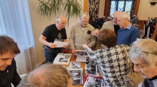 Ve středu 6. listopadu se v obřadní síni radnice konalo setkání, jehož cílem bylo poděkovat všem, kteří se rozhodli o své vzpomínky na LIAZ podělit. Foto: město Mnichovo Hradiště