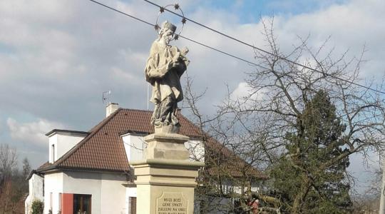 Kam zmizela socha Jana Nepomuckého z Veselé? Odvezl si ji sochař. Foto: město Mnichovo Hradiště