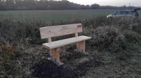 Ukradená lavička: Jedni tvoří, druzí boří. Foto: město Mnichovo Hradiště