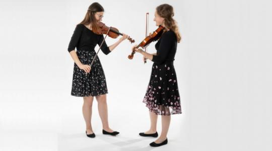 Mladé houslistky Michaela Kostková a Barbora Sulková (turnovská rodačka) představí svůj repertoár, který spočívá v netradiční volbě moderních autorů.