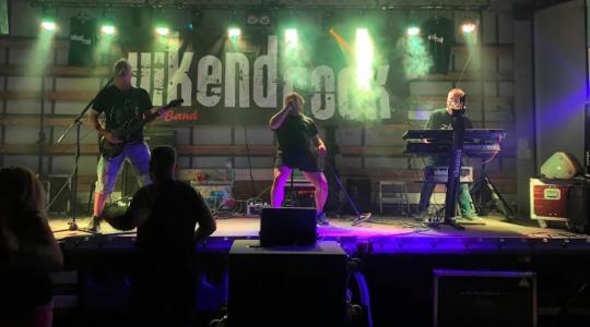 Obec Bílá Hlína zve na posvícenskou zábavu. Zahraje Víkend Rock. Ilustrační foto: Víkend Rock
