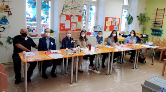Kompletní volební komise 11. okrsku Mnichova Hradiště. Foto: Radek Žďánský