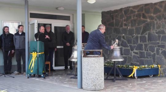 Na Bílou sobotu se po osmdesáti letech vrátily do Kněžmosta zvony. Foto: Spolek přátel kultury Kněžmost